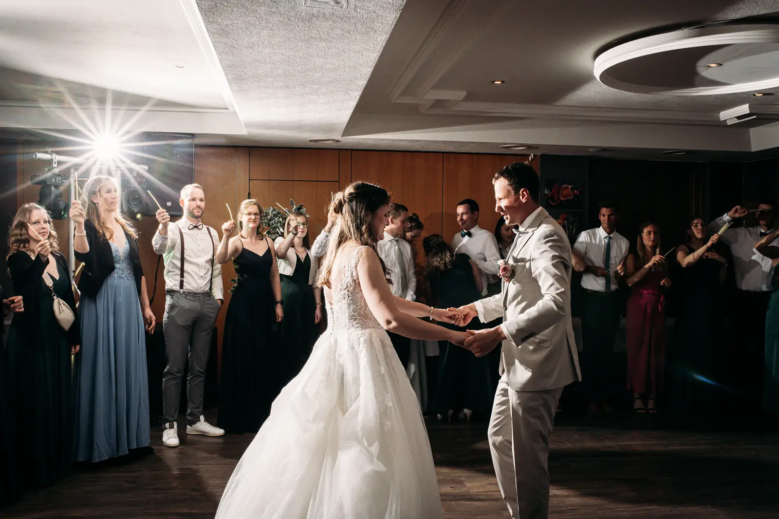 Brautpaar eröffnet den Hochzeitstanz im Saal des Hotel Restaurant Clemens August in Ascheberg-Davensberg, umringt von Gästen mit Wunderkerzen