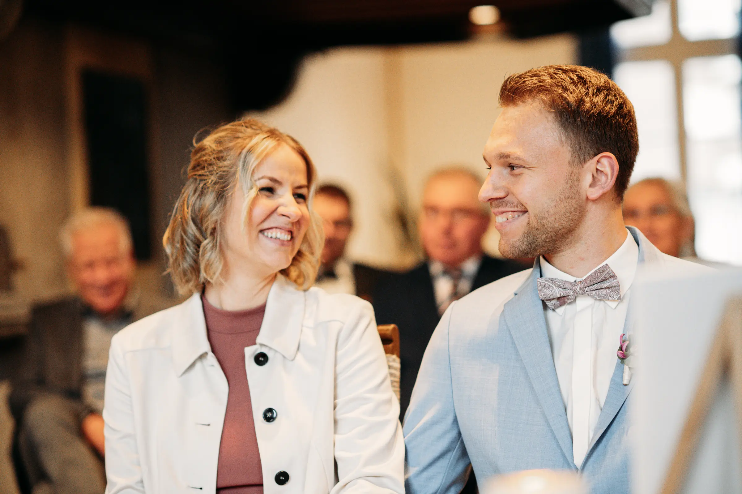 Franzi und Jens lächeln sich während der standesamtlichen Trauung an
