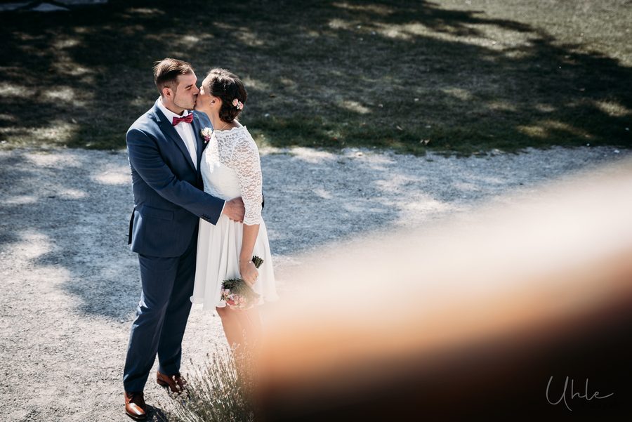 Brautpaar küsst sich, von oben fotografiert
