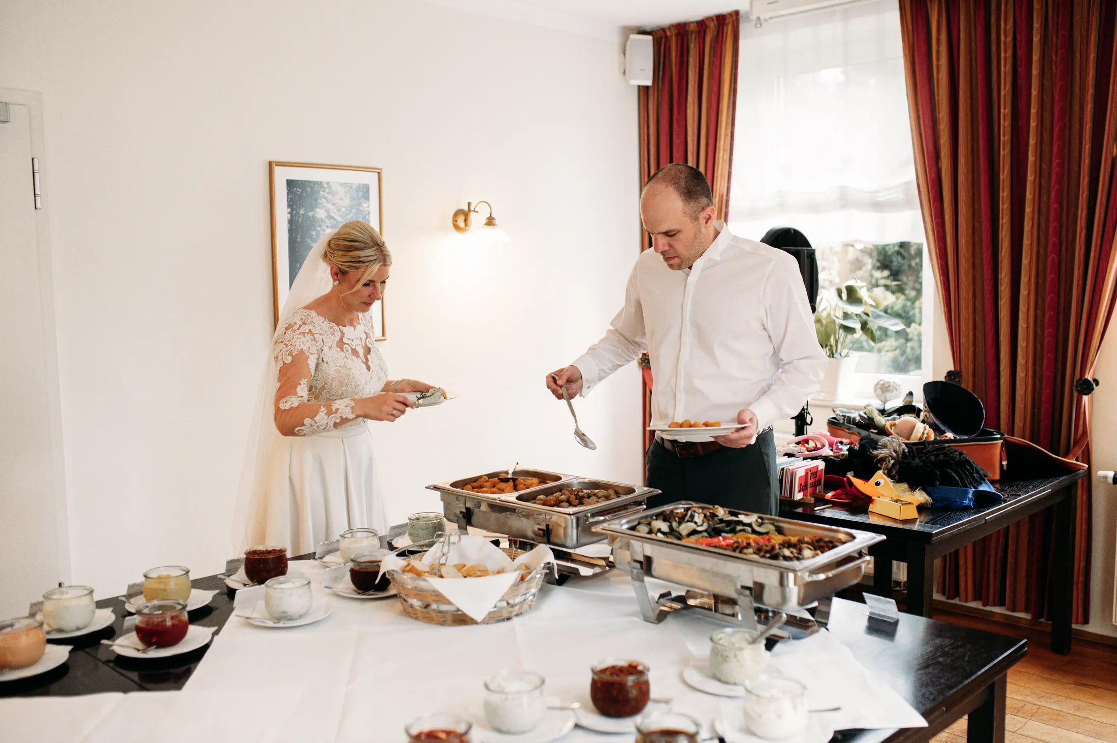 Viktoria und Tobias bedienen sich gemeinsam am Buffet im Restaurant Waldmutter