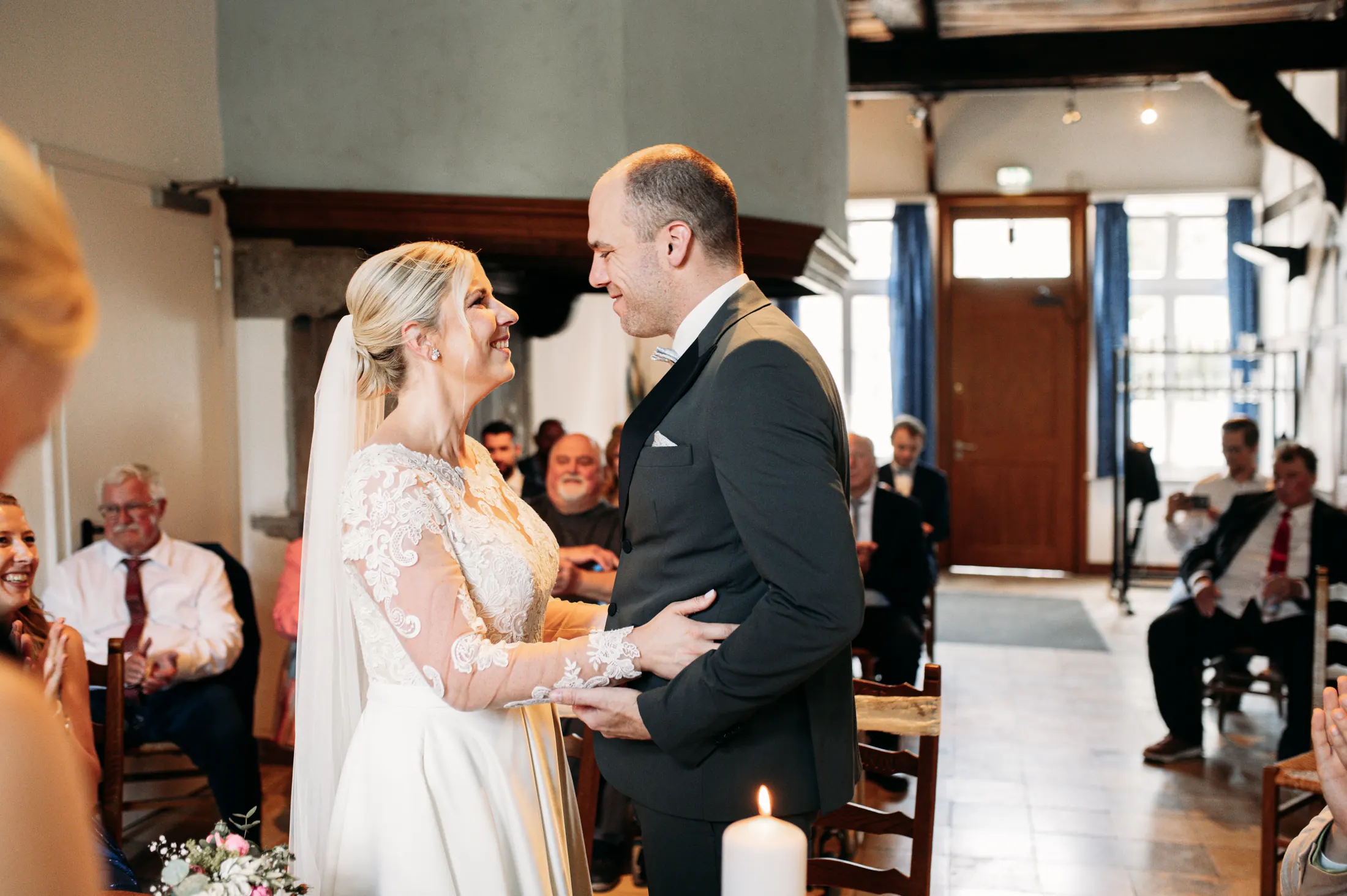 Viktoria und Tobias lächeln sich während der standesamtlichen Trauung im Haus Siekmann an